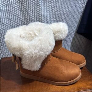 Juicy Couture Tan Boots with White Faux Fur